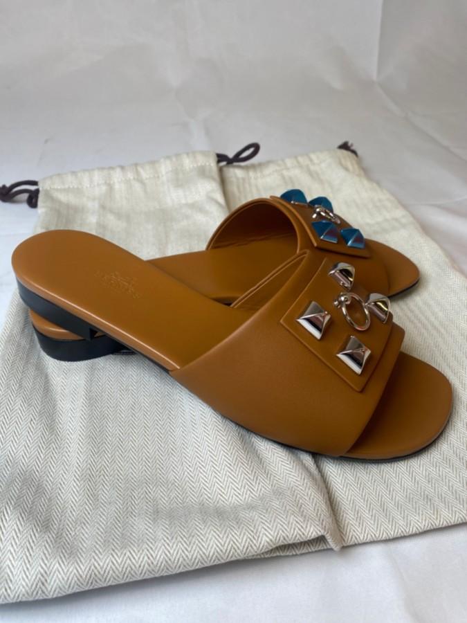 TOLLAUKSJON - Hermes Dune Tan Leather Flat Sandal