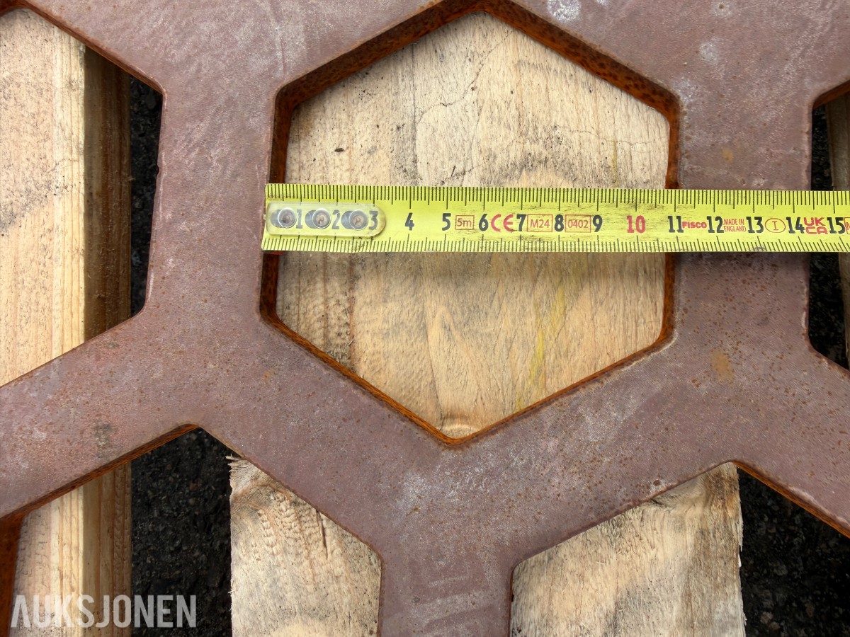Sikteplater og reservedeler til knuse-/sikteverk samt pallegaffel