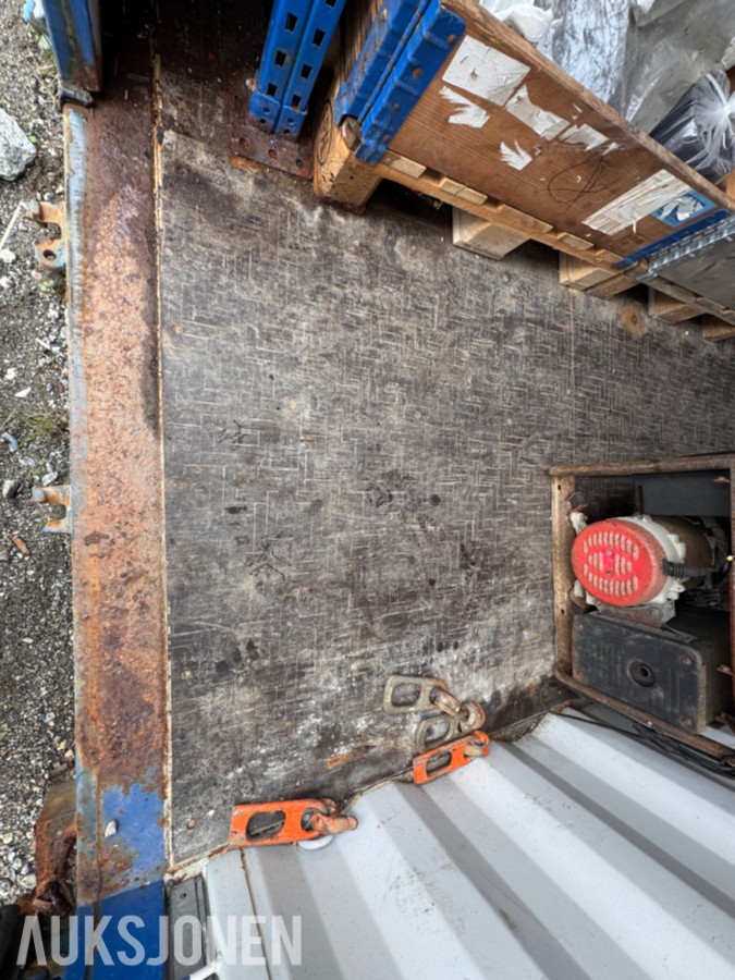 2013 20 fots container med reoler