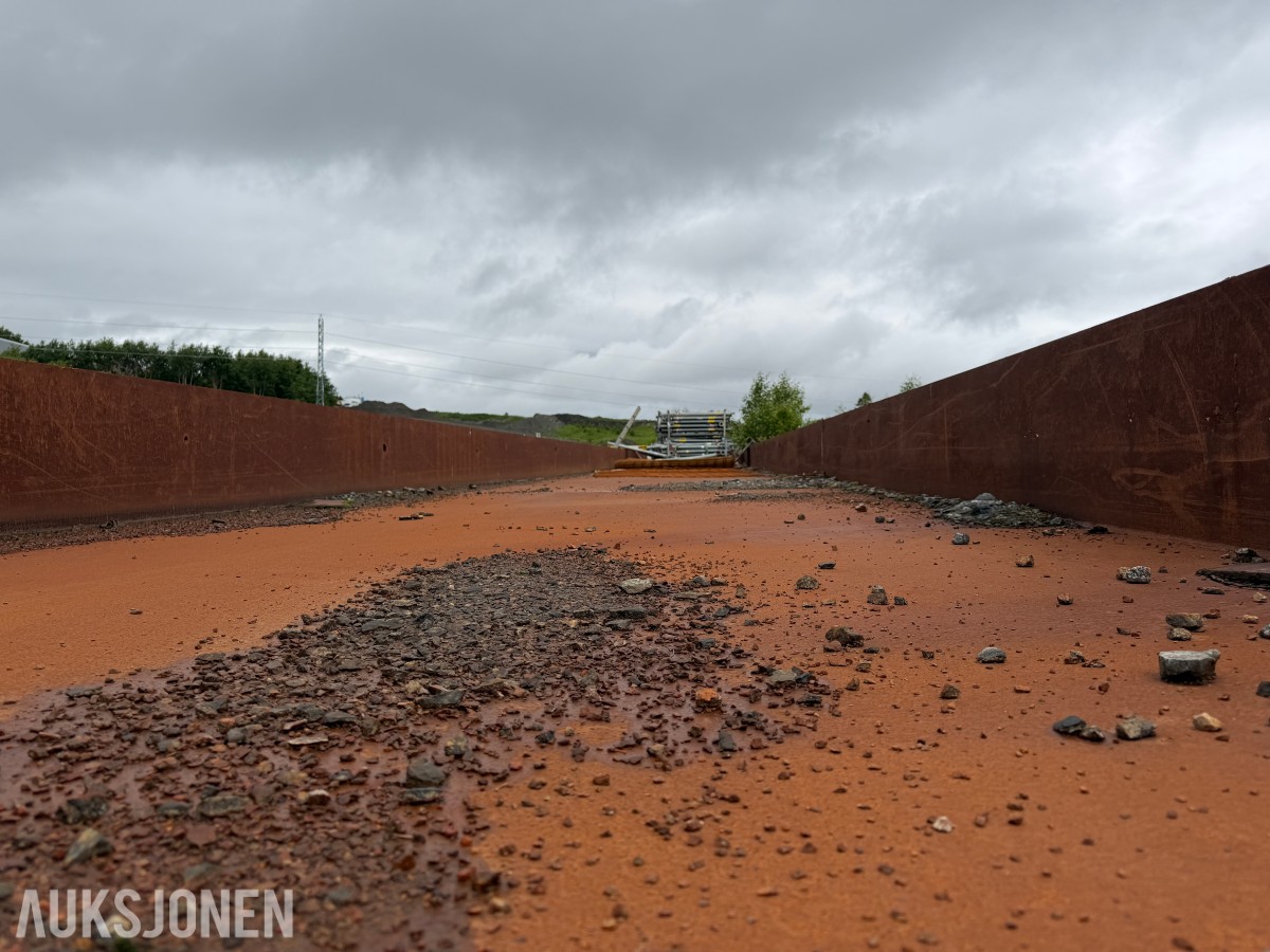 2015 2 stykk store stålbjelker