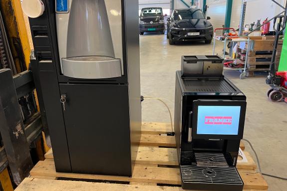 2023 Franke A300 W4 automatisk kaffemaskin med vanndispenser og kombiskap
