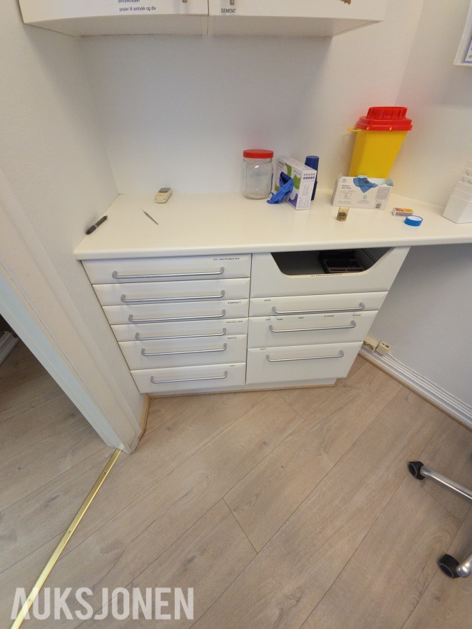 Dentalskap / klinikkinnredning med skuffer og oppbevaringsmoduler