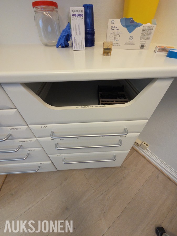 Dentalskap / klinikkinnredning med skuffer og oppbevaringsmoduler