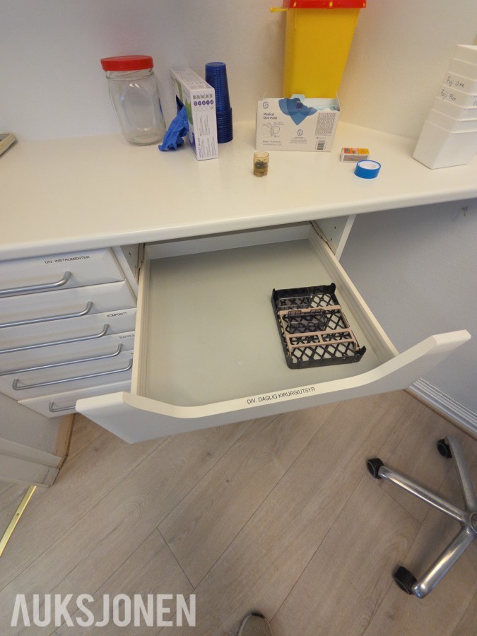 Dentalskap / klinikkinnredning med skuffer og oppbevaringsmoduler