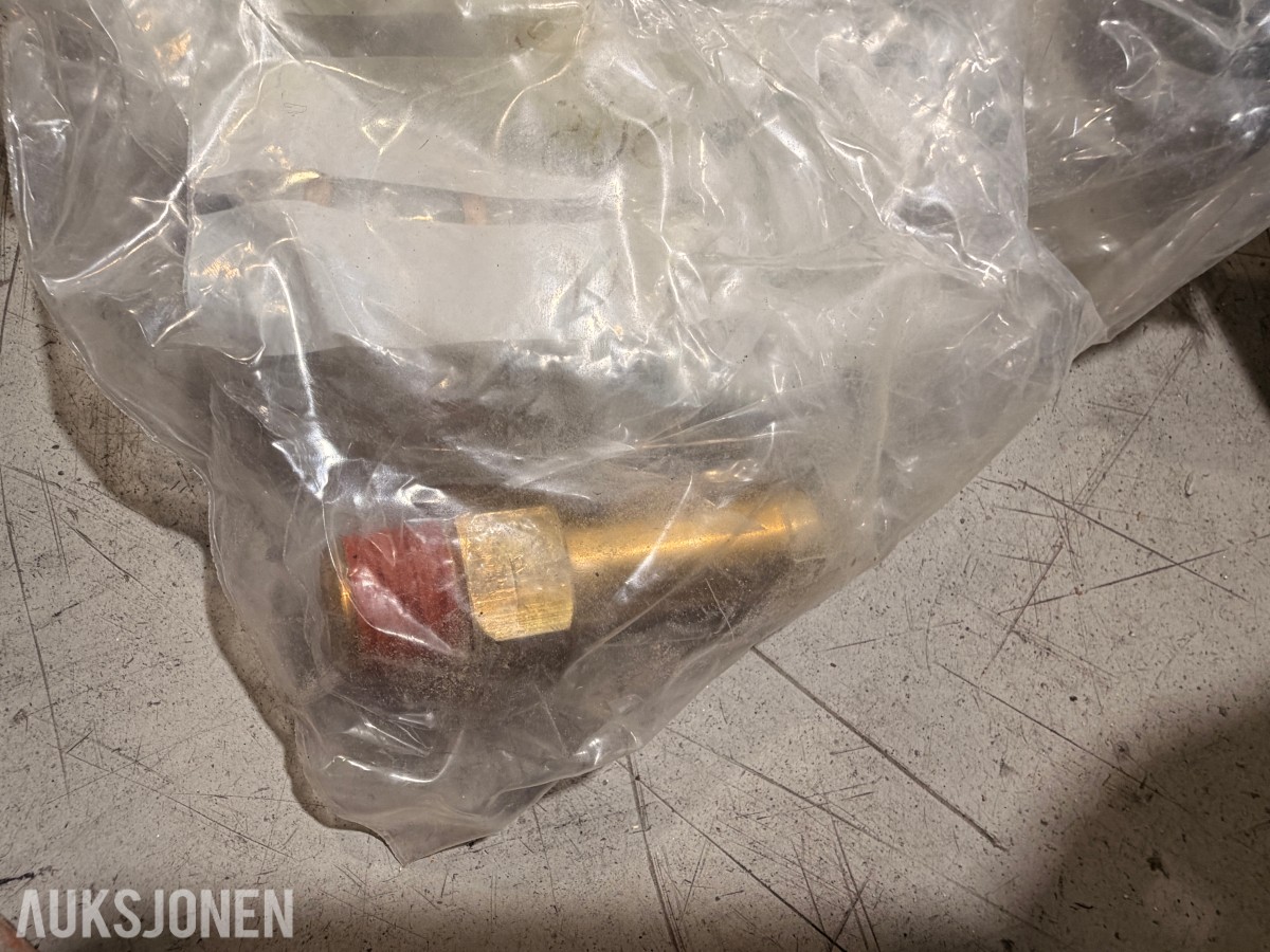 Parti med verkstedutstyr, verktøy og gass – Milwaukee, Nilfisk, Biltema m.m.