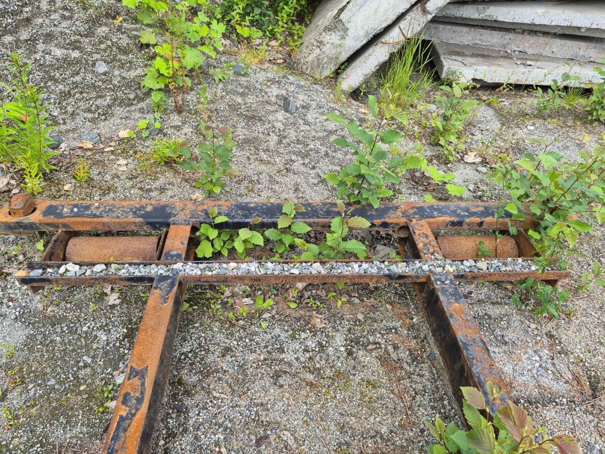 Krokramme med container låser