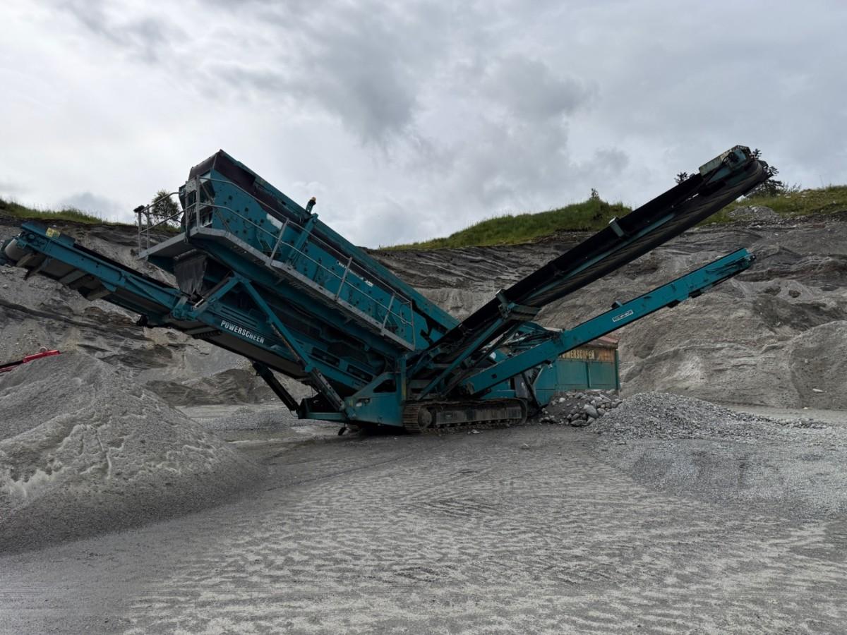 2008 Powerscreen Chieftain 2100X mobilt sikteverk m/reservedelscontainer