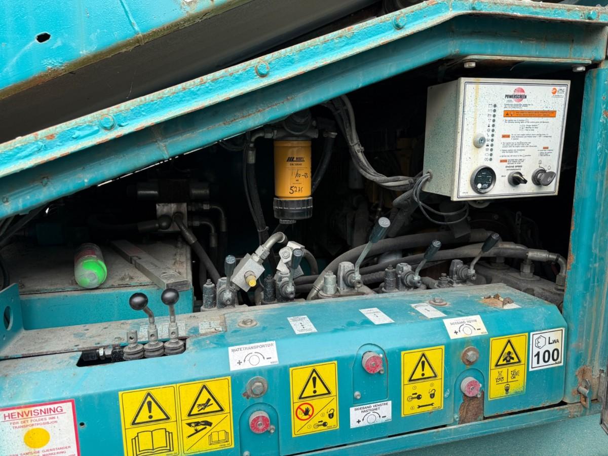 2008 Powerscreen Chieftain 2100X mobilt sikteverk m/reservedelscontainer