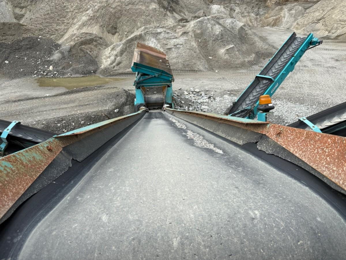 2008 Powerscreen Chieftain 2100X mobilt sikteverk m/reservedelscontainer