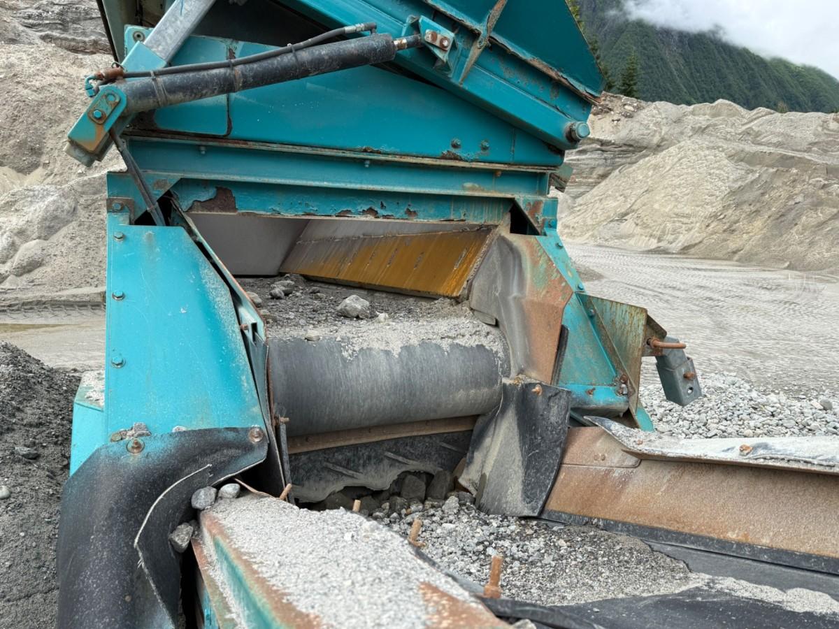 2008 Powerscreen Chieftain 2100X mobilt sikteverk m/reservedelscontainer