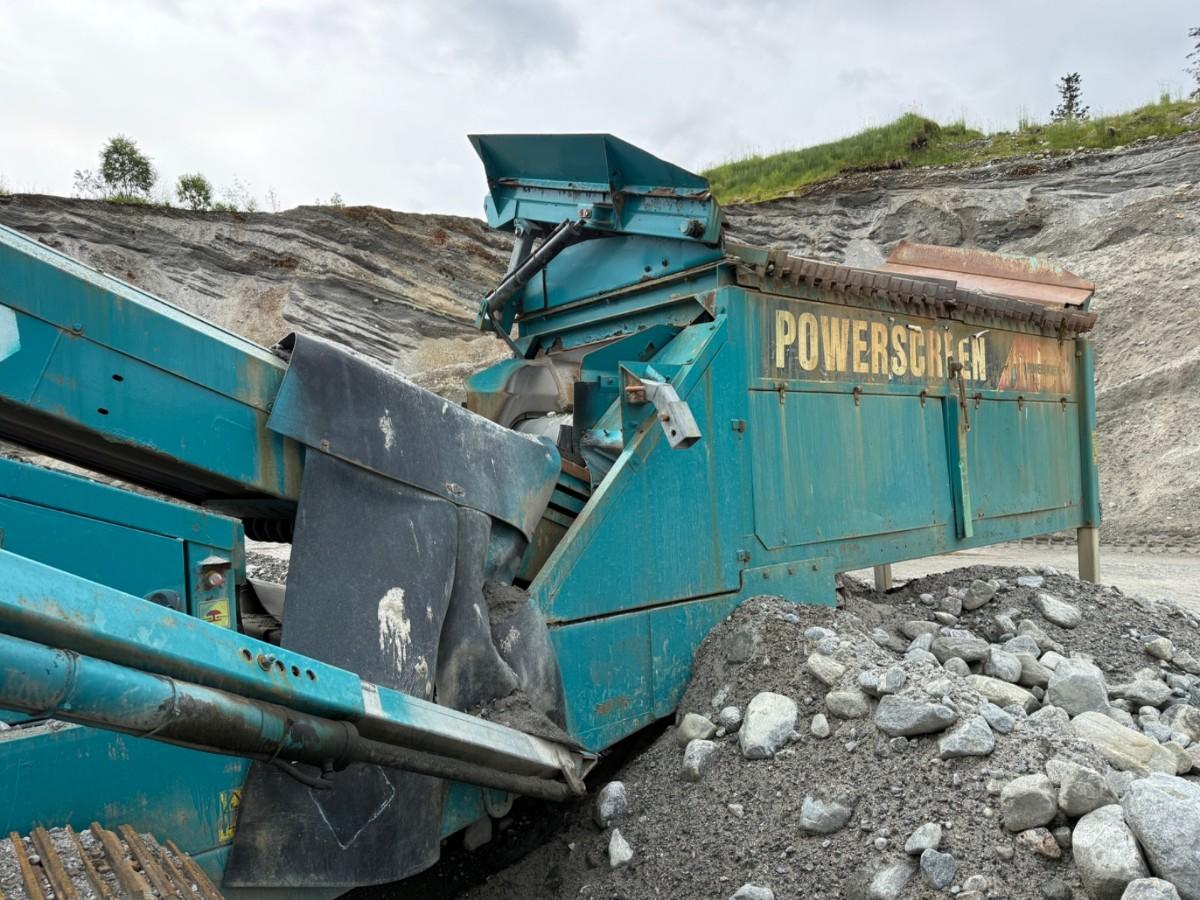 2008 Powerscreen Chieftain 2100X mobilt sikteverk m/reservedelscontainer