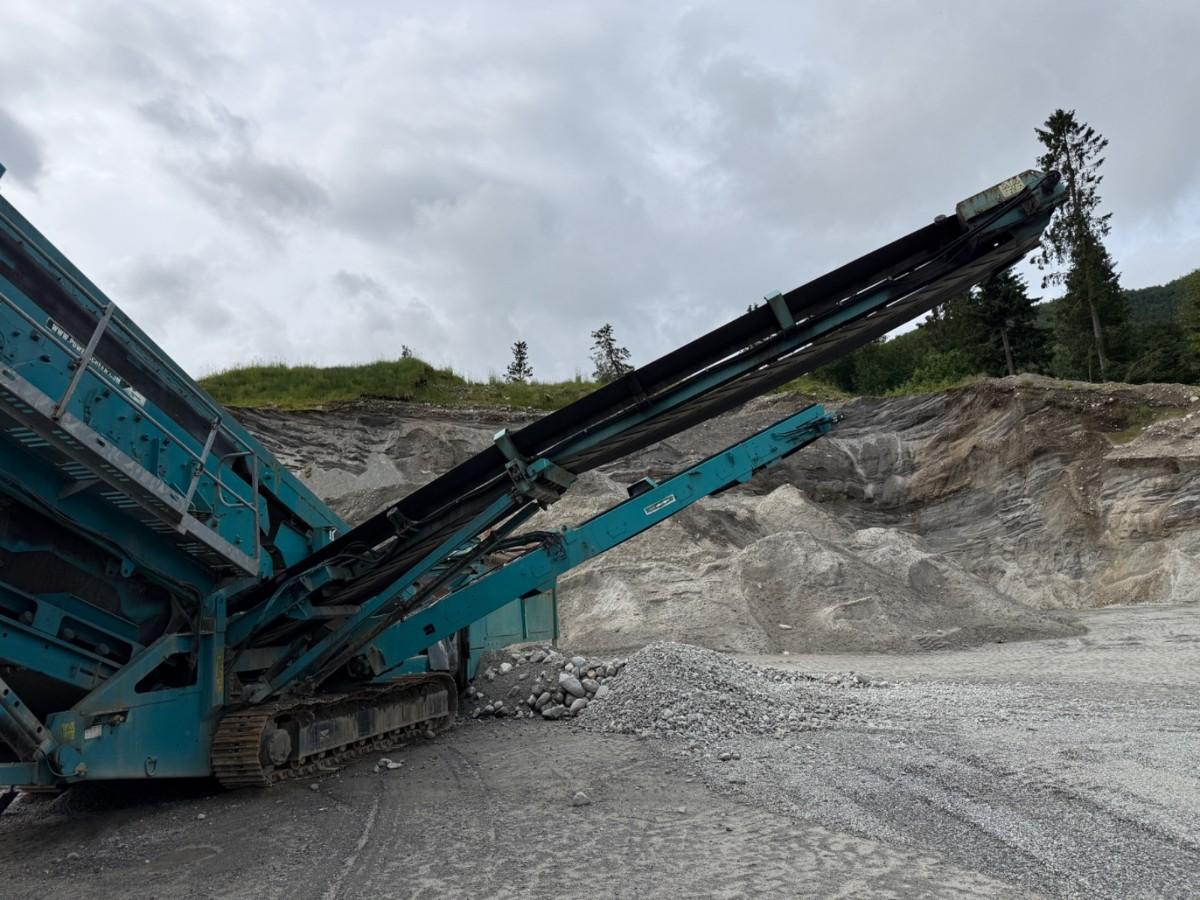 2008 Powerscreen Chieftain 2100X mobilt sikteverk m/reservedelscontainer