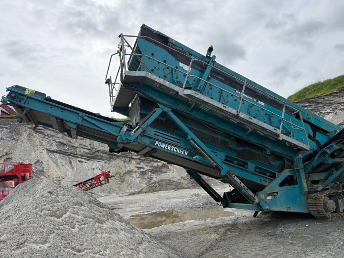 2008 Powerscreen Chieftain 2100X mobilt sikteverk m/reservedelscontainer