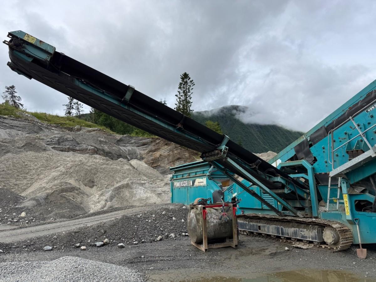 2008 Powerscreen Chieftain 2100X mobilt sikteverk m/reservedelscontainer