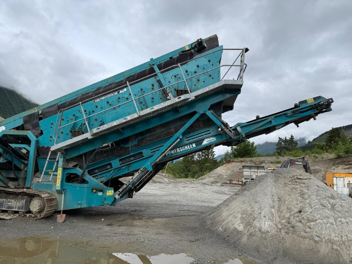 2008 Powerscreen Chieftain 2100X mobilt sikteverk m/reservedelscontainer