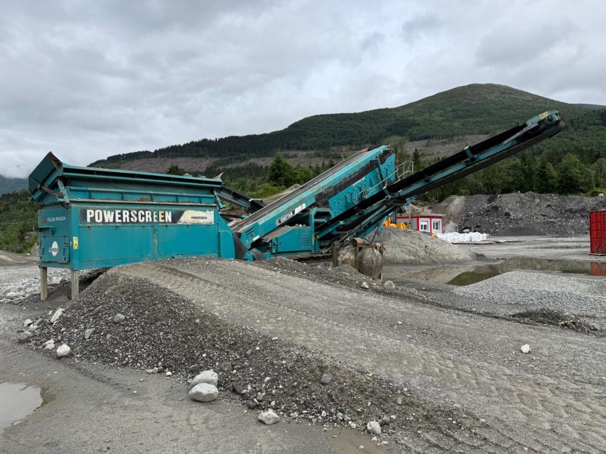 2008 Powerscreen Chieftain 2100X mobilt sikteverk m/reservedelscontainer