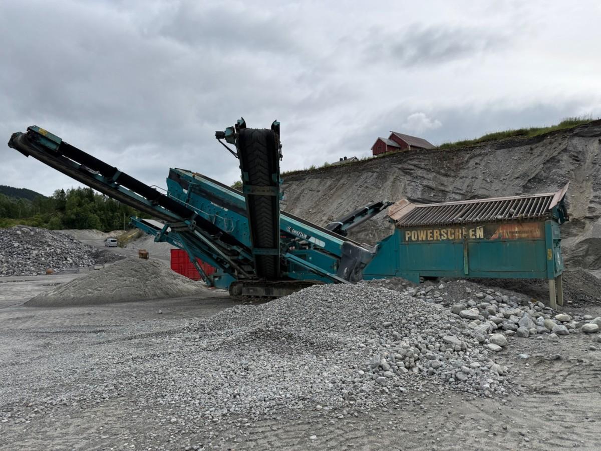 2008 Powerscreen Chieftain 2100X mobilt sikteverk m/reservedelscontainer