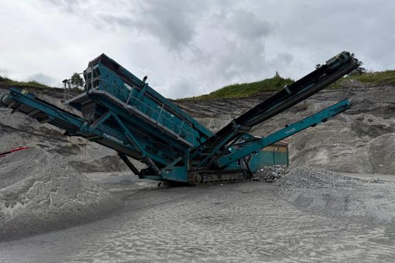 2008 Powerscreen Chieftain 2100X mobilt sikteverk m/reservedelscontainer 