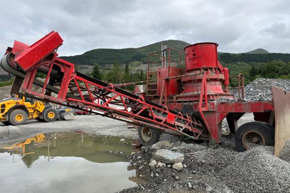 Svedala-Arbrå mobilt knuseverk med Allis-Chalmers kjegleknuser -Volvo dieselaggregat med Stamford generator 