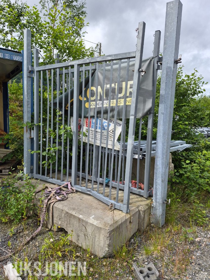 Kraftig galvanisert stålport med stolper