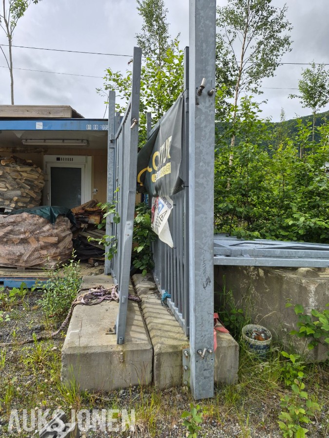 Kraftig galvanisert stålport med stolper