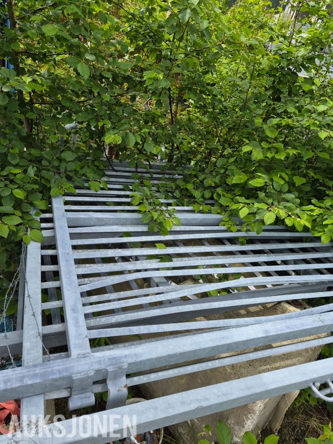 Kraftig galvanisert stålport med stolper
