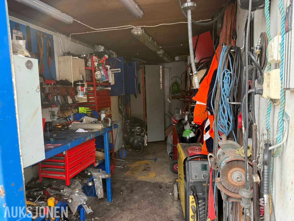 2015 Verkstedcontainer m/verktøy, sveiseapparat +++ Diverse innhold.