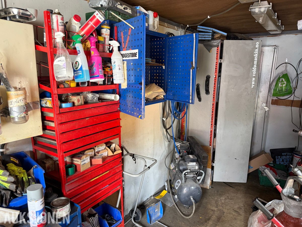 2015 Verkstedcontainer m/verktøy, sveiseapparat +++ Diverse innhold.