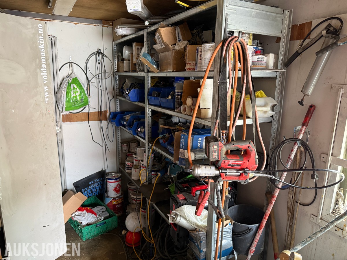 2015 Verkstedcontainer m/verktøy, sveiseapparat +++ Diverse innhold.