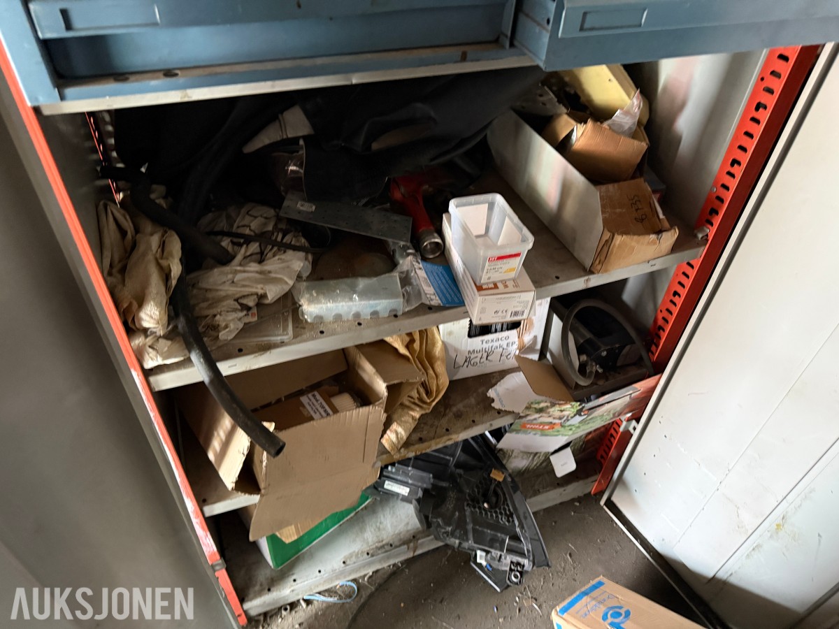2015 Verkstedcontainer m/verktøy, sveiseapparat +++ Diverse innhold.