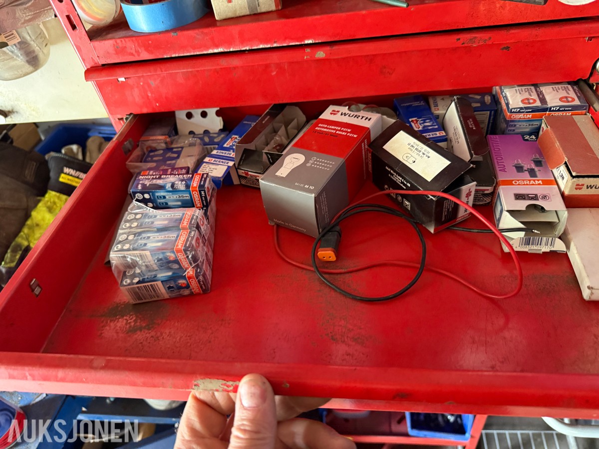 2015 Verkstedcontainer m/verktøy, sveiseapparat +++ Diverse innhold.