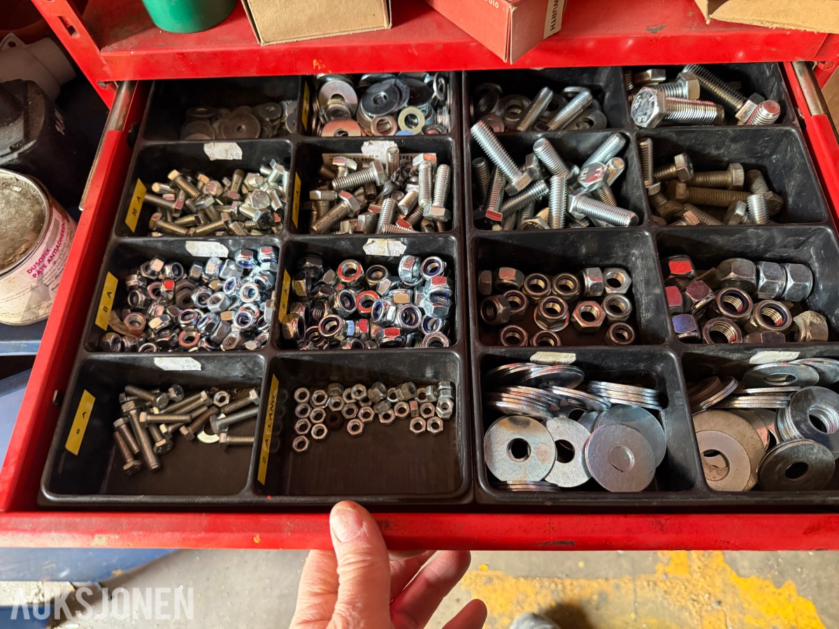 2015 Verkstedcontainer m/verktøy, sveiseapparat +++ Diverse innhold.