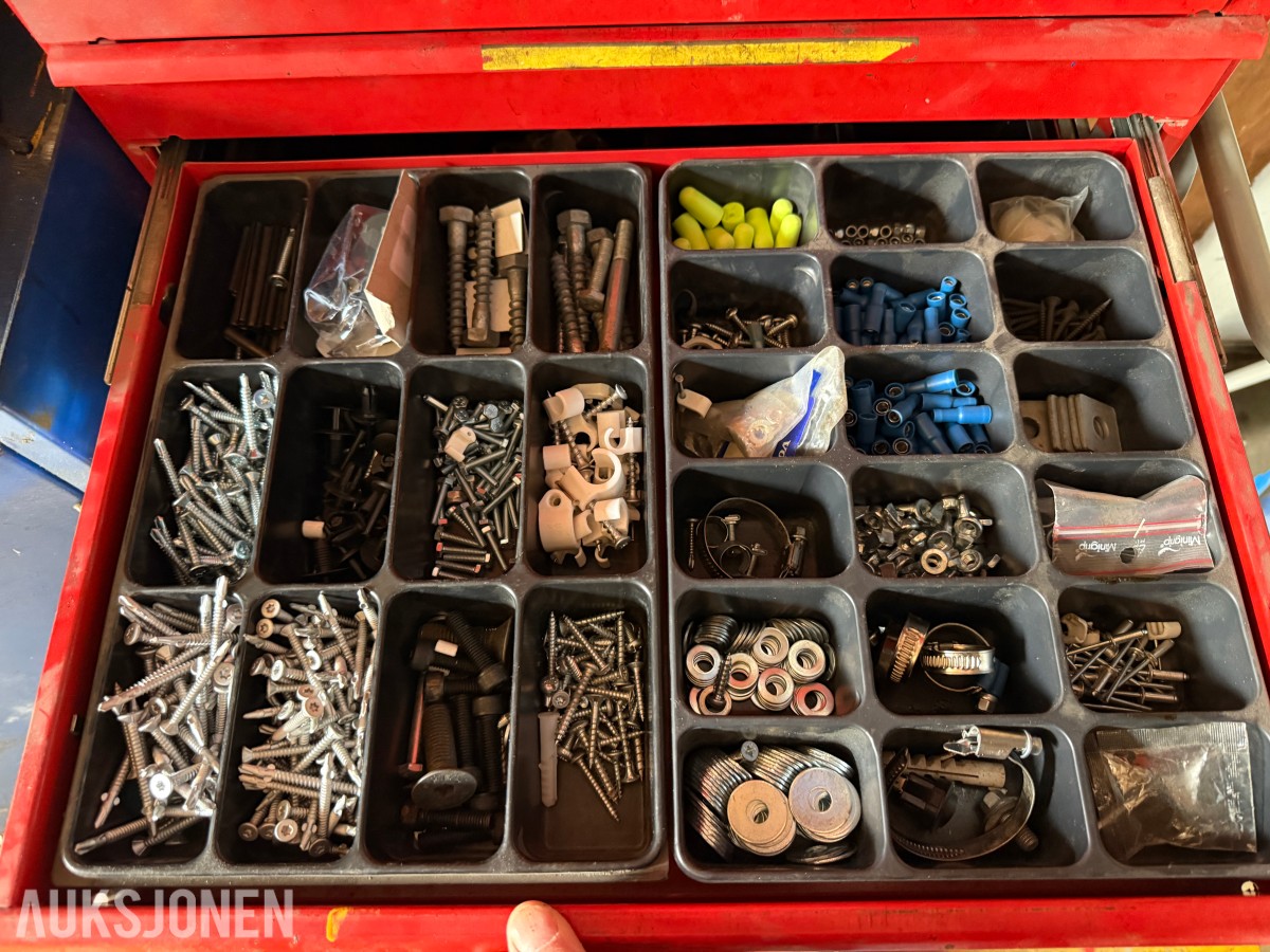 2015 Verkstedcontainer m/verktøy, sveiseapparat +++ Diverse innhold.