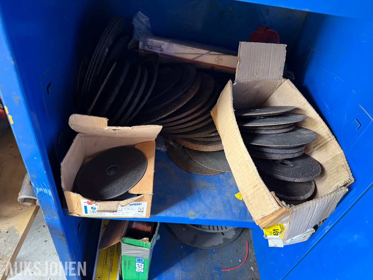 2015 Verkstedcontainer m/verktøy, sveiseapparat +++ Diverse innhold.