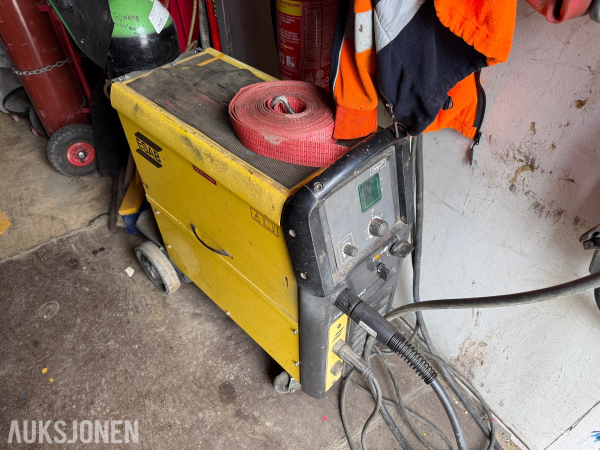 2015 Verkstedcontainer m/verktøy, sveiseapparat +++ Diverse innhold.