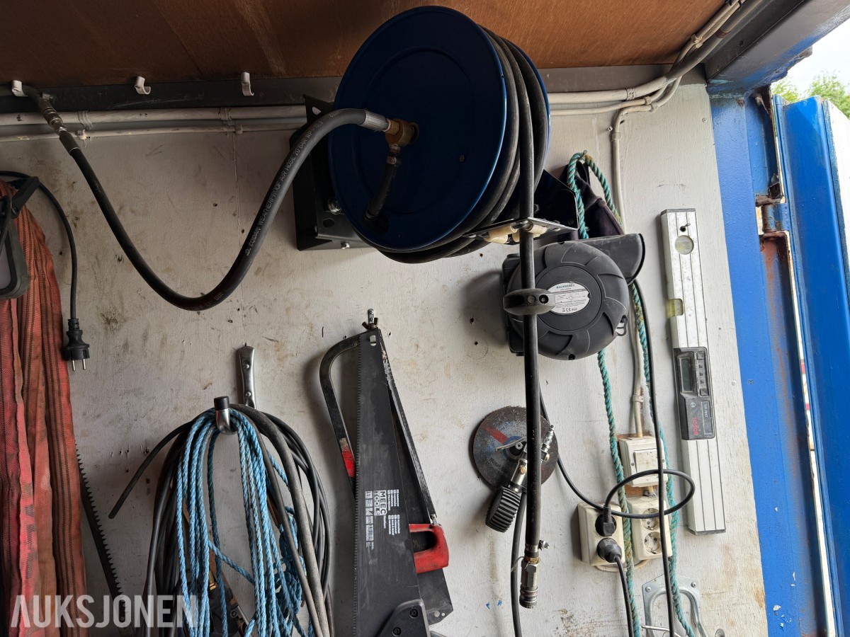 2015 Verkstedcontainer m/verktøy, sveiseapparat +++ Diverse innhold.