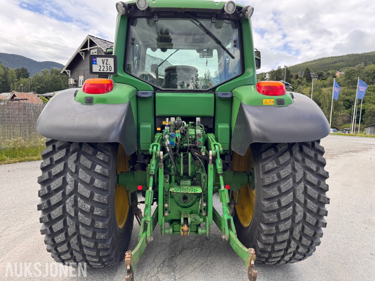 2011 John Deere 6330 Premium med Quicke Q45 laster