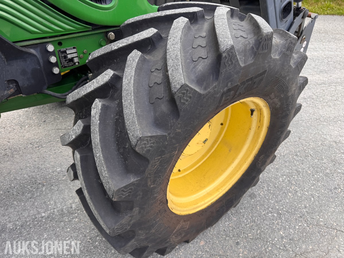 2011 John Deere 6330 Premium med Quicke Q45 laster