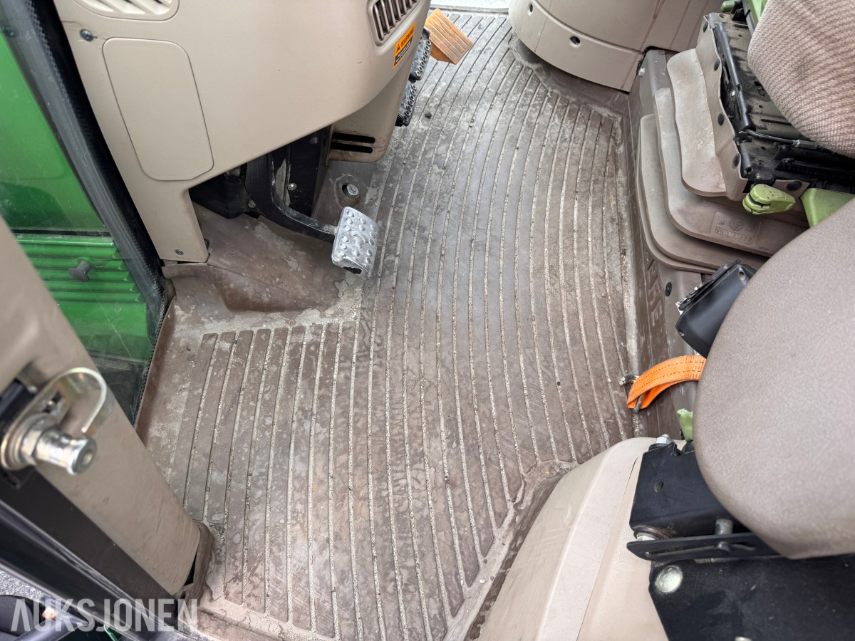 2011 John Deere 6330 Premium med Quicke Q45 laster