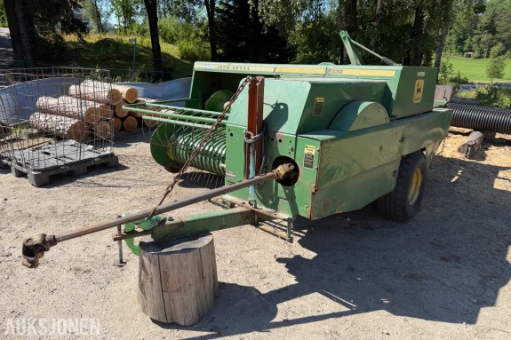 JOHN DEERE 332 FIRKANTBALLEPRESSE – PTO-AKSEL – KLAR TIL DRIFT