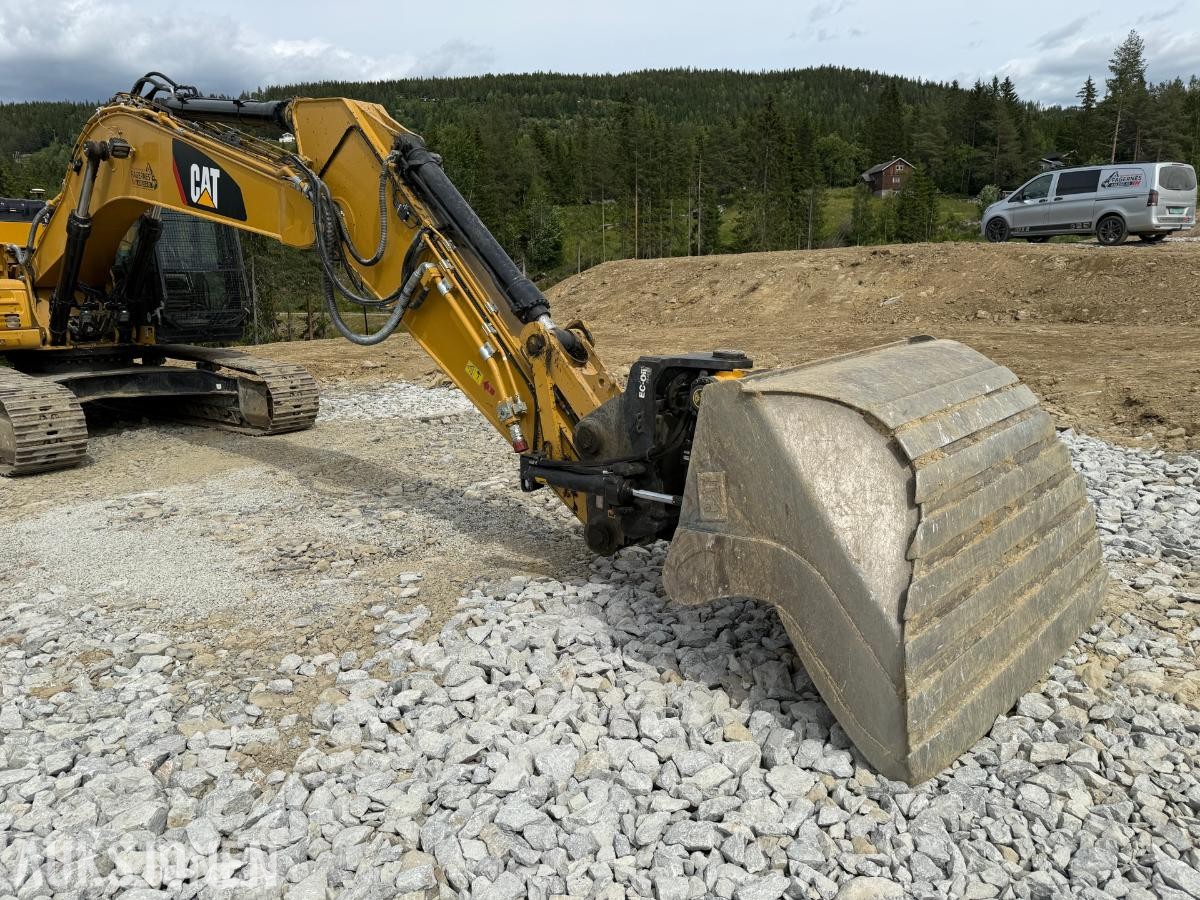 2020 Cat 326F Gravemaskin m/Tiltrotator og 2 skuffer