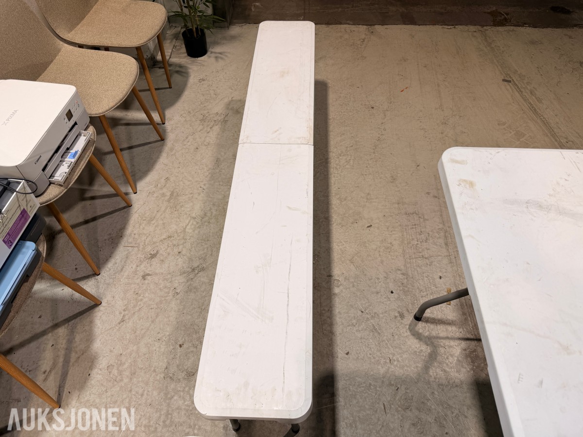 parti med møbler, skrivere, rengjøringsutstyr og verkstedutstyr