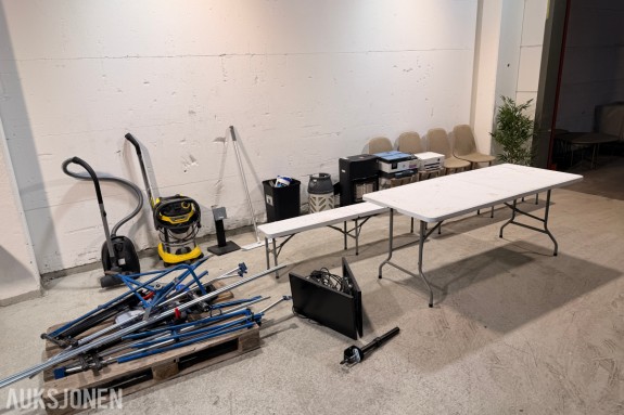 parti med møbler, skrivere, rengjøringsutstyr og verkstedutstyr