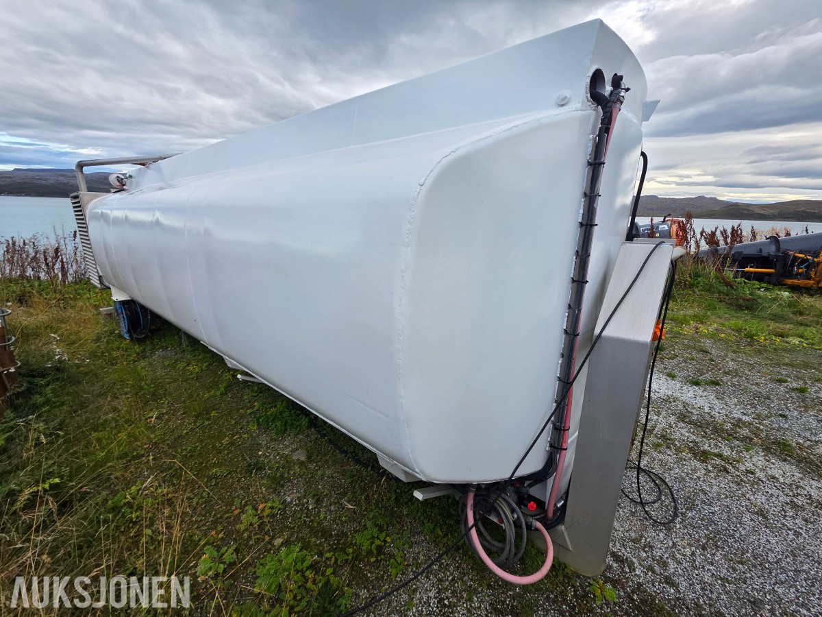 Krokflak med vanntank, pumpe og spyleutstyr