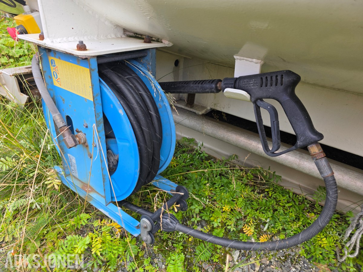 Krokflak med vanntank, pumpe og spyleutstyr