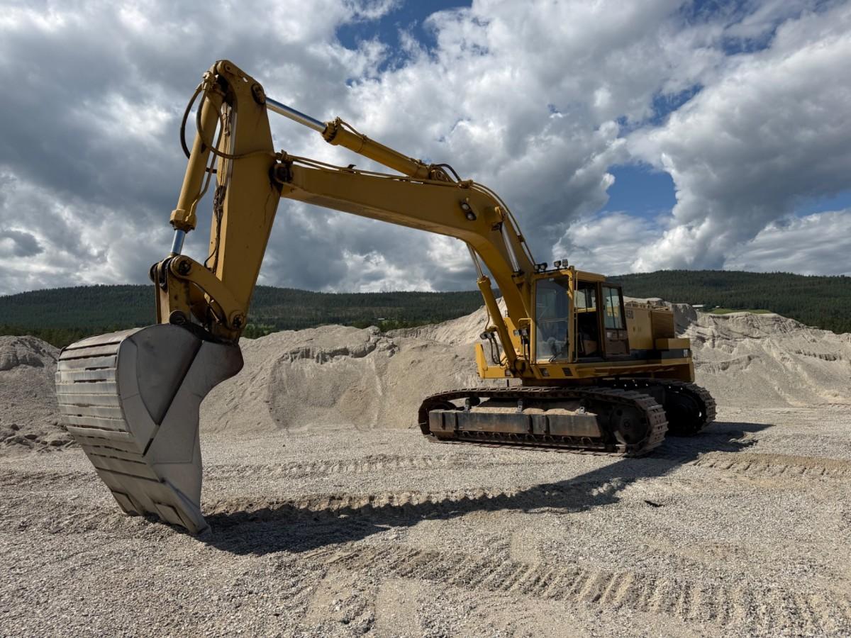 1993 mod. Cat 245 D gravemaskin på 71 tonn m/tannskuff. Sertifisert