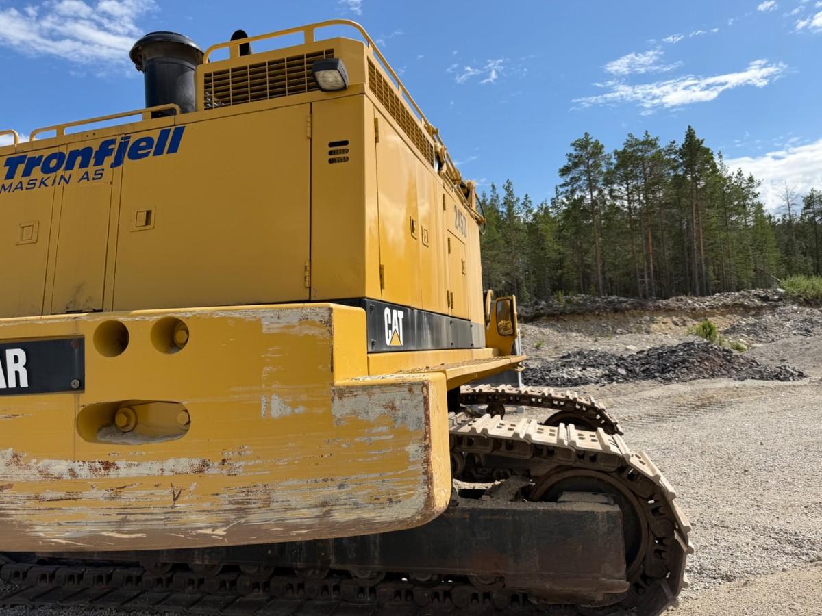 1993 mod. Cat 245 D gravemaskin på 71 tonn m/tannskuff. Sertifisert