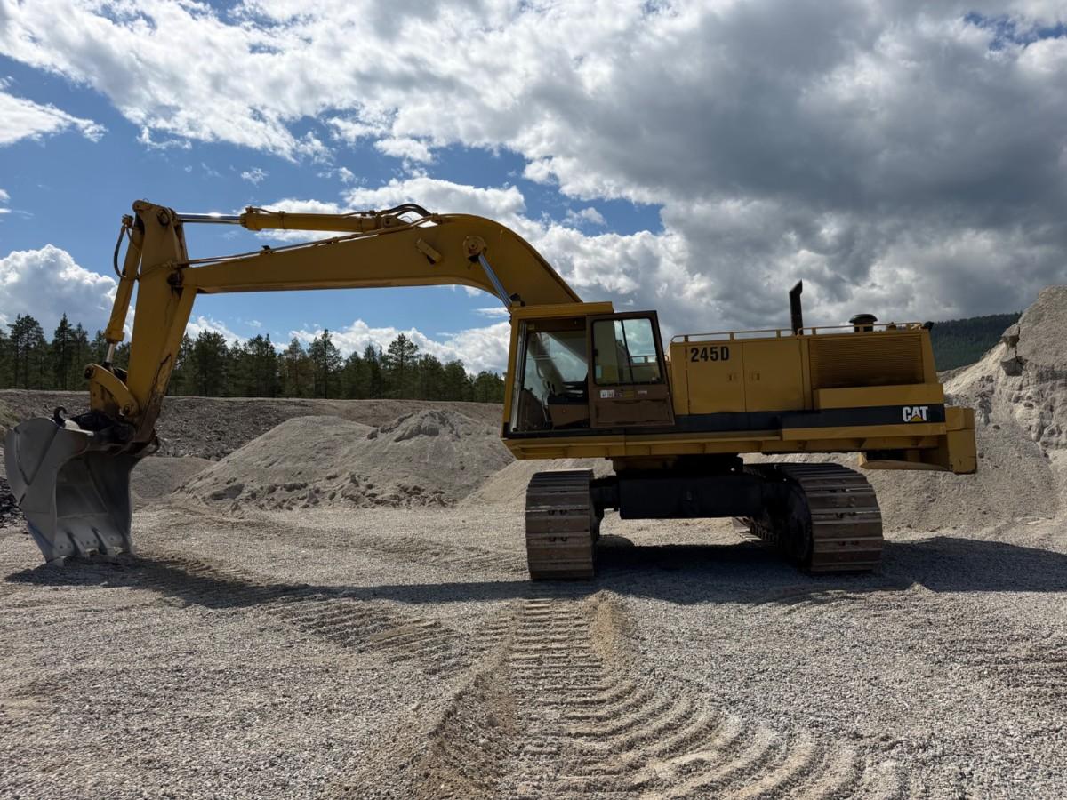 1993 mod. Cat 245 D gravemaskin på 71 tonn m/tannskuff. Sertifisert
