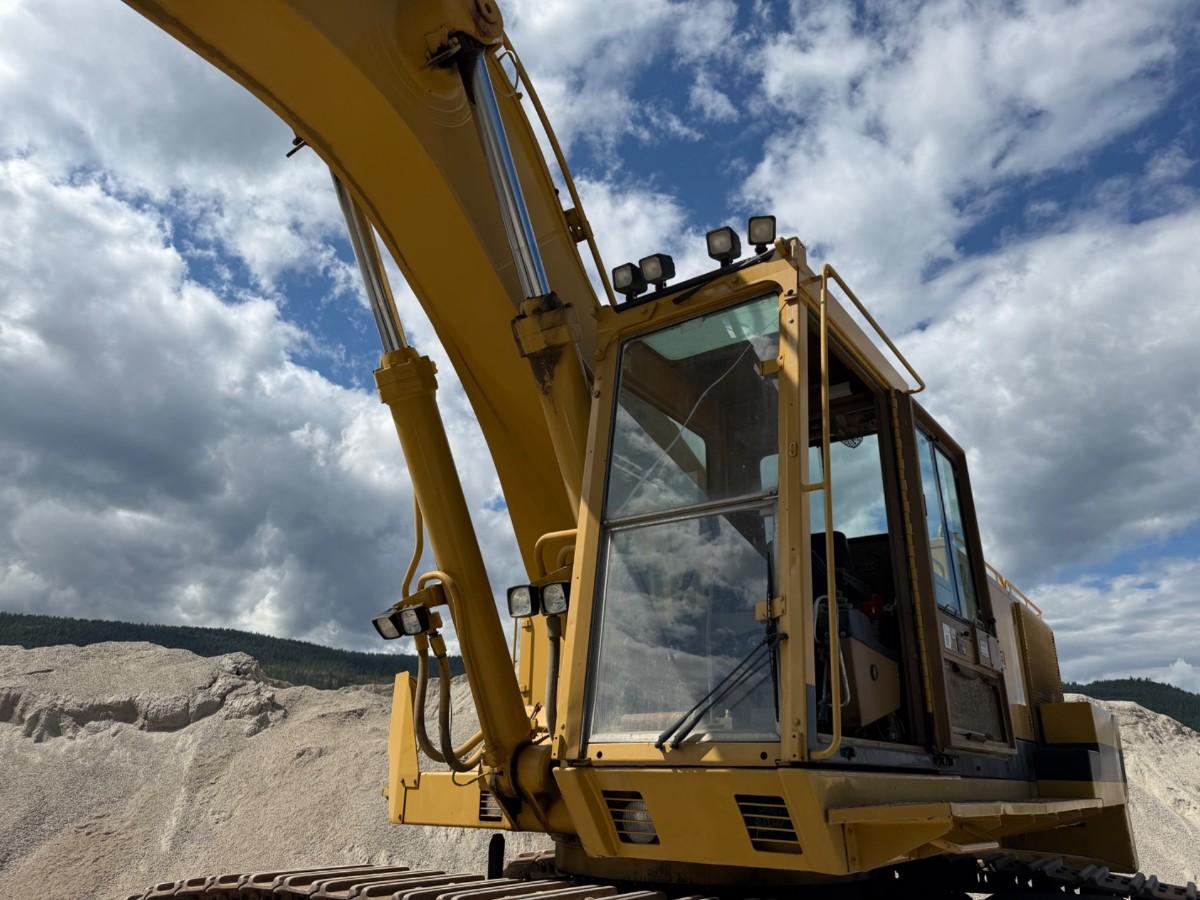 1993 mod. Cat 245 D gravemaskin på 71 tonn m/tannskuff. Sertifisert
