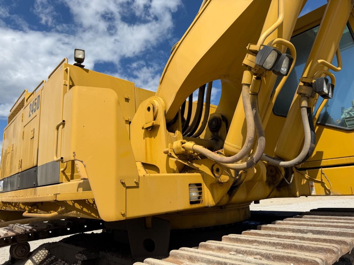 1993 mod. Cat 245 D gravemaskin på 71 tonn m/tannskuff. Sertifisert